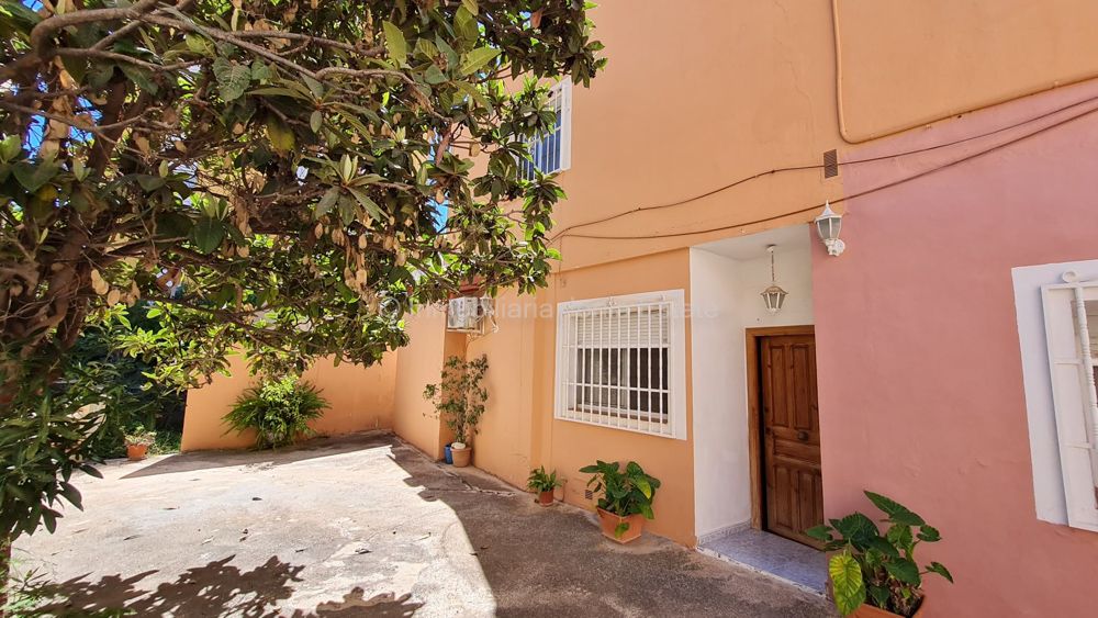 House with two apartments and plot in the center of Villajoyosa