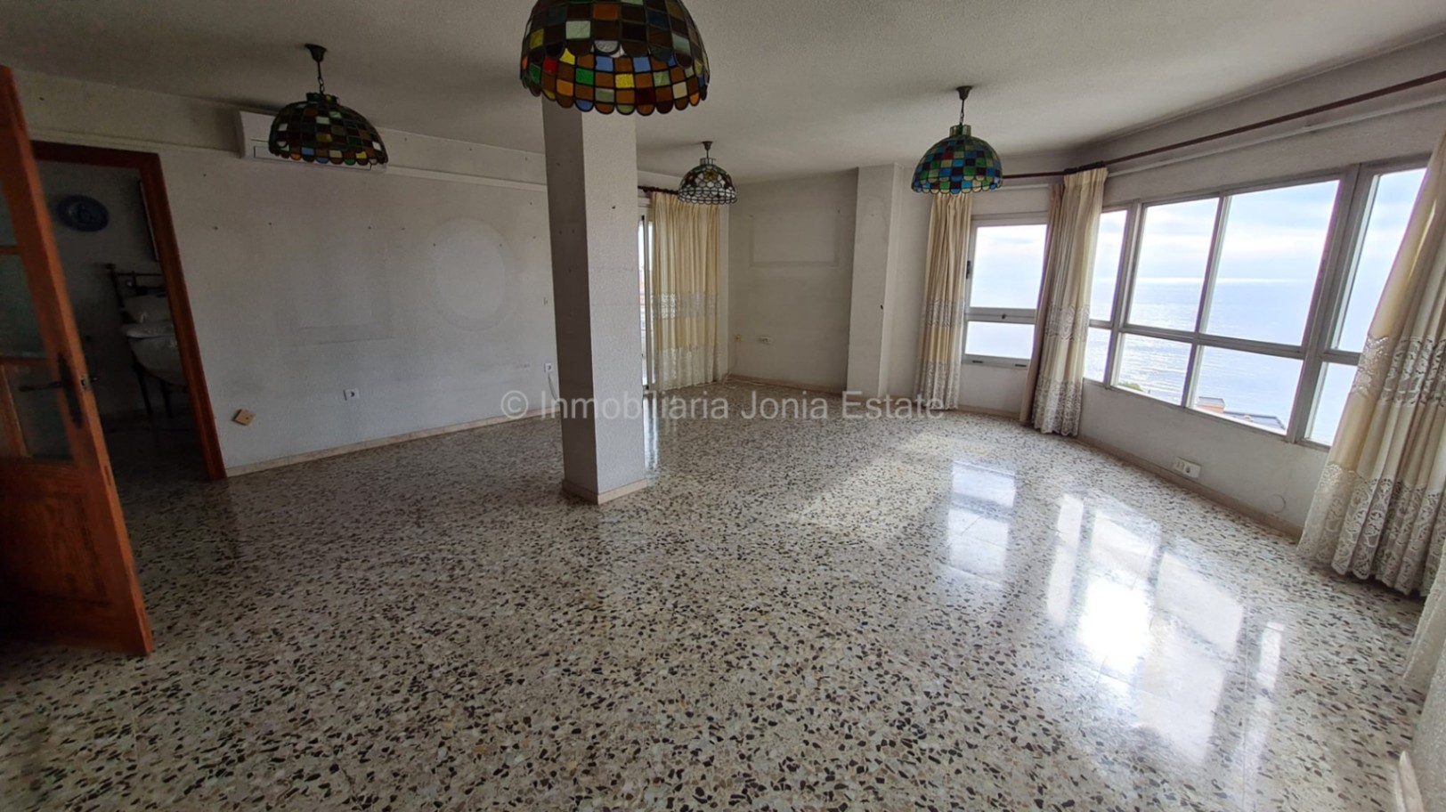 Centrally located apartment with sea views
